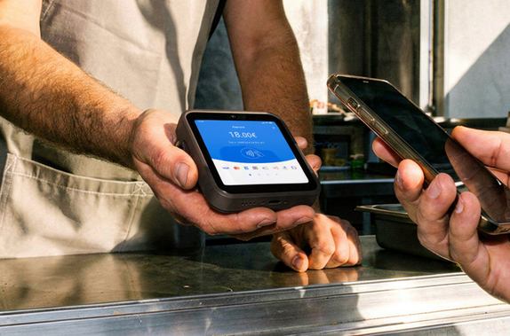myPOS Flex-Gerät im Einsatz