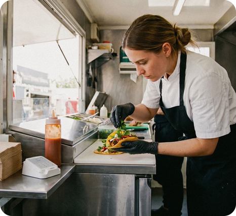 Essen in einem Food-Truck zubereiten