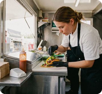 Essen in einem Food-Truck zubereiten