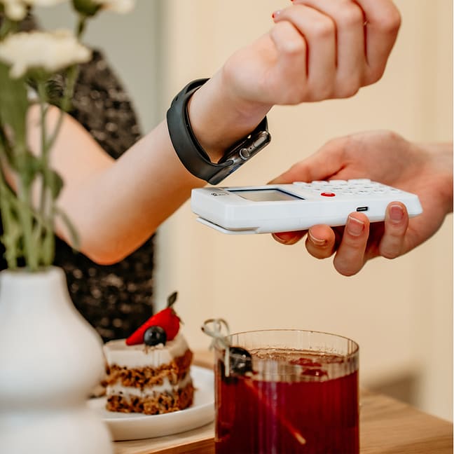 Contactless payment with a smartwatch or fitness tracker on a myPOS terminal